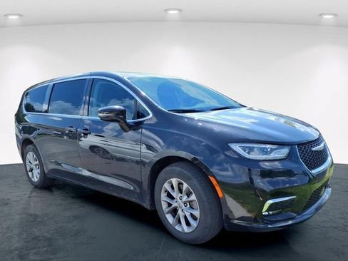 Used 2024 Chrysler Pacifica Touring-L w/ Uconnect Theater Family Group AWD/4WD image 9