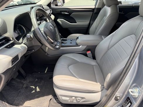Used 2023 Toyota Highlander XLE FWD image 25