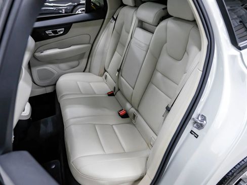 Used 2020 Volvo V60 T5 Momentum image 39