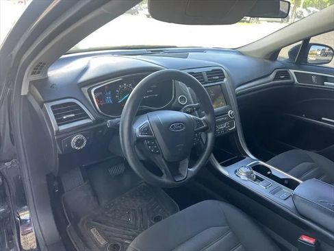Used 2017 Ford Fusion SE w/ Fusion SE Technology Package FWD image 9