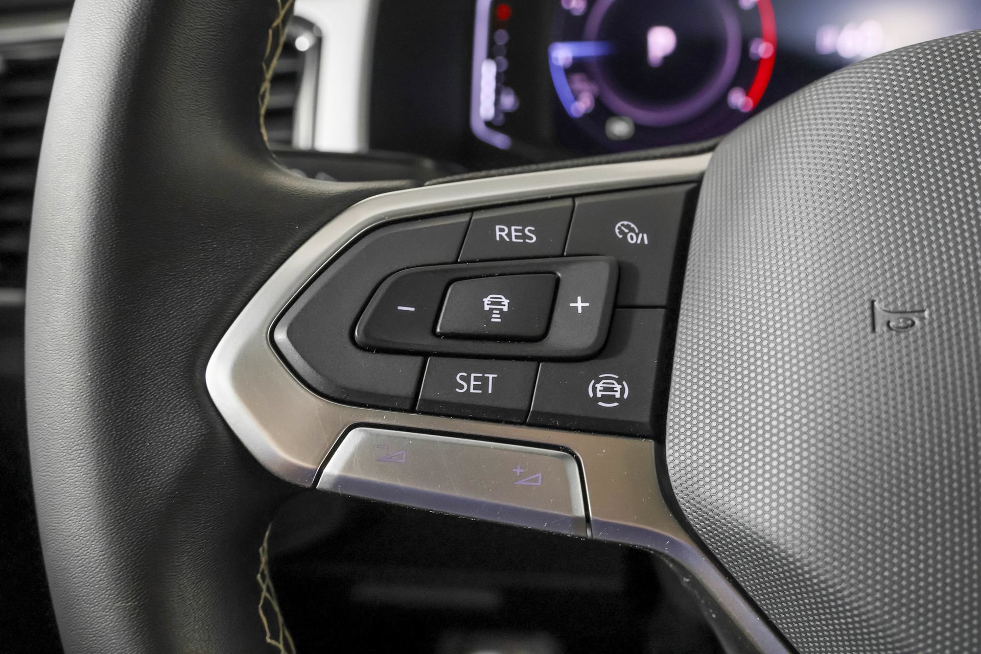 Certified 2023 Volkswagen Atlas Cross Sport SE w/ Panoramic Sunroof Package AWD/4WD image 28