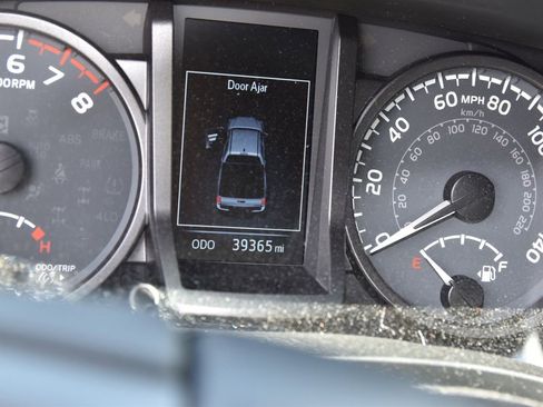 Used 2023 Toyota Tacoma TRD Off-Road w/ Technology Package AWD/4WD image 8