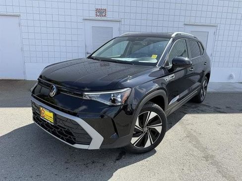 New 2025 Volkswagen Taos SE image 1