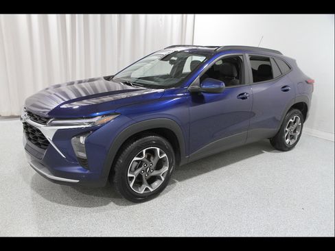 Used 2024 Chevrolet Trax LT w/ Sunroof Package image 3