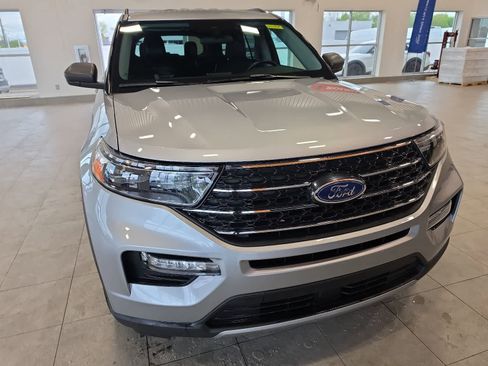 Used 2023 Ford Explorer XLT w/ Equipment Group 202A AWD/4WD image 4