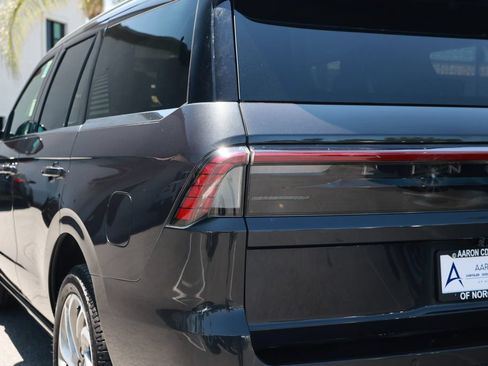 Used 2025 Lincoln Navigator Reserve AWD/4WD image 13