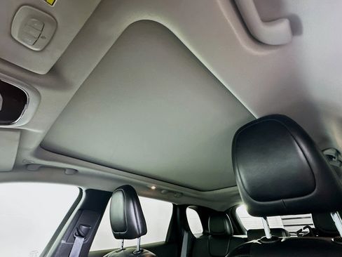 Used 2019 Jeep Cherokee Limited image 25