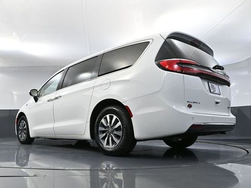 Used 2023 Chrysler Pacifica Touring-L image 51