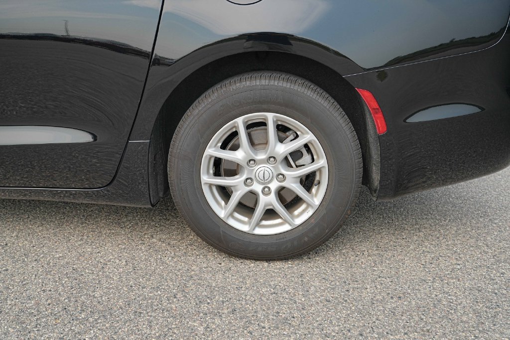 Used 2026 Chrysler Pacifica Select FWD image 14