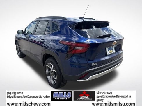 Used 2024 Chevrolet Trax LT w/ LT Convenience Package FWD image 3