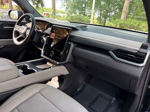 Used 2026 GMC Acadia Elevation w/ Elevation Premium Package FWD image 21