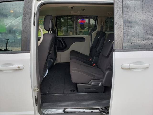 Used 2018 Dodge Grand Caravan SE w/ UConnect Hands-Free Group FWD image 12