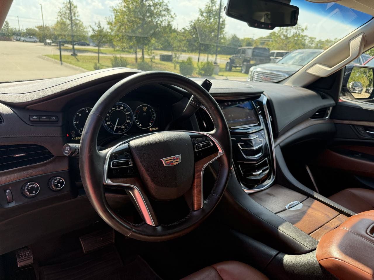 Used 2015 Cadillac Escalade Luxury AWD/4WD image 9