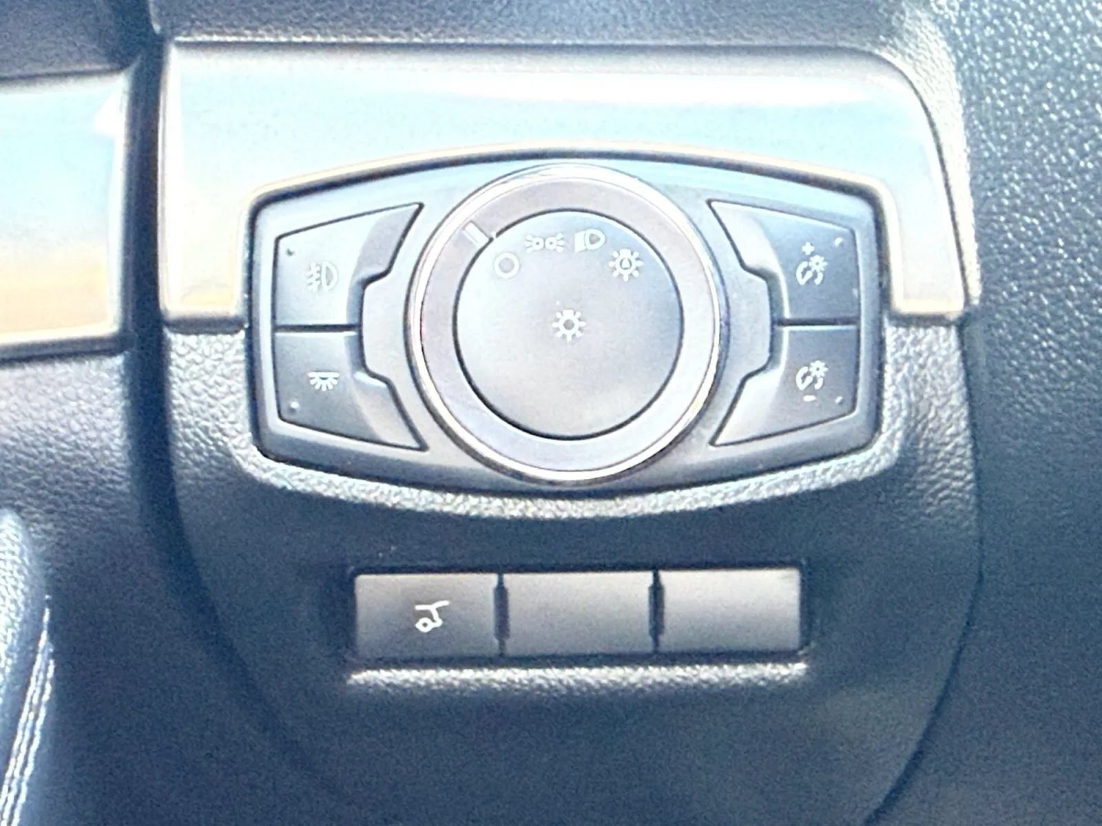 Used 2019 Ford Explorer XLT w/ Equipment Group 202A AWD/4WD image 39