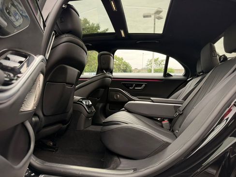 Used 2022 Mercedes-Benz S 500 4MATIC w/ AMG Line Package image 17