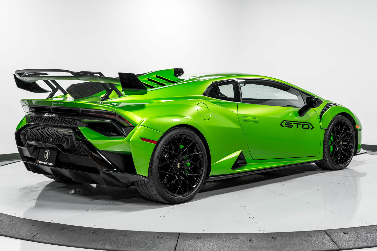 Used 2023 Lamborghini Huracan STO RWD image 3