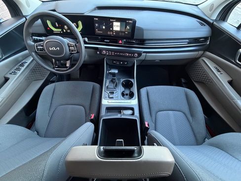 Used 2025 Kia Carnival LX image 28