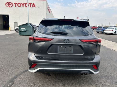 Used 2022 Toyota Highlander XSE FWD image 4