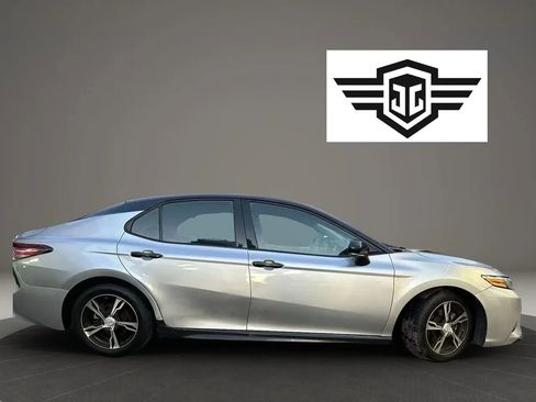 Used 2018 Toyota Camry XSE FWD image 3