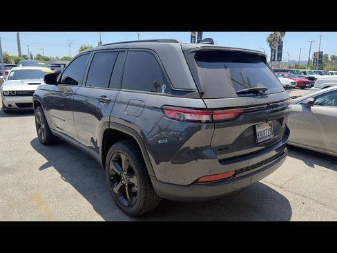 Used 2022 Jeep Grand Cherokee Altitude AWD/4WD image 5