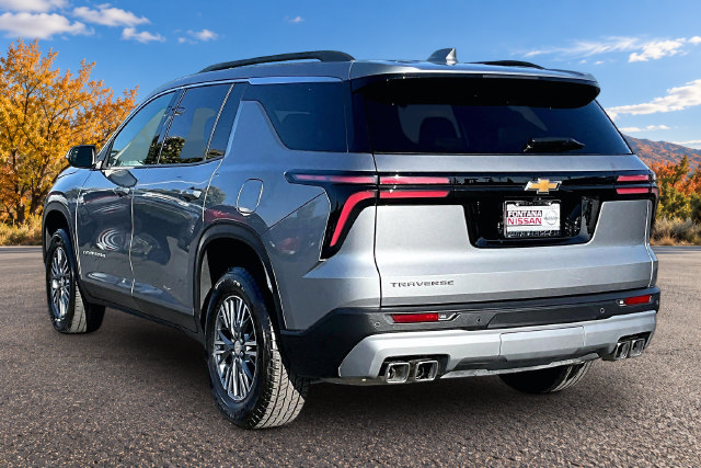Used 2025 Chevrolet Traverse LT FWD image 4