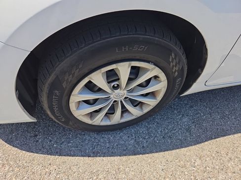 Used 2017 Toyota Camry LE FWD image 9