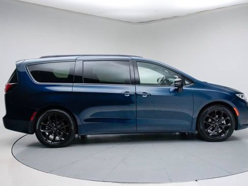 Used 2025 Chrysler Pacifica Limited FWD image 9