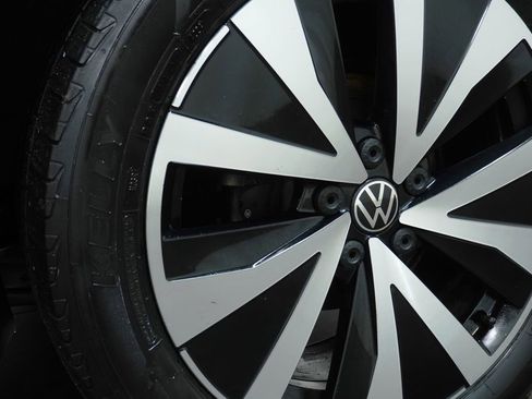 Used 2022 Volkswagen Taos SE FWD image 8