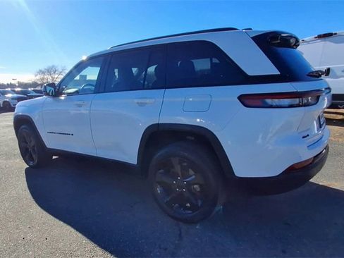 Certified 2023 Jeep Grand Cherokee Limited w/ Black Appearance Package image 6