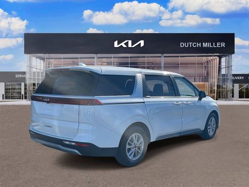 Used 2024 Kia Carnival LX image 7