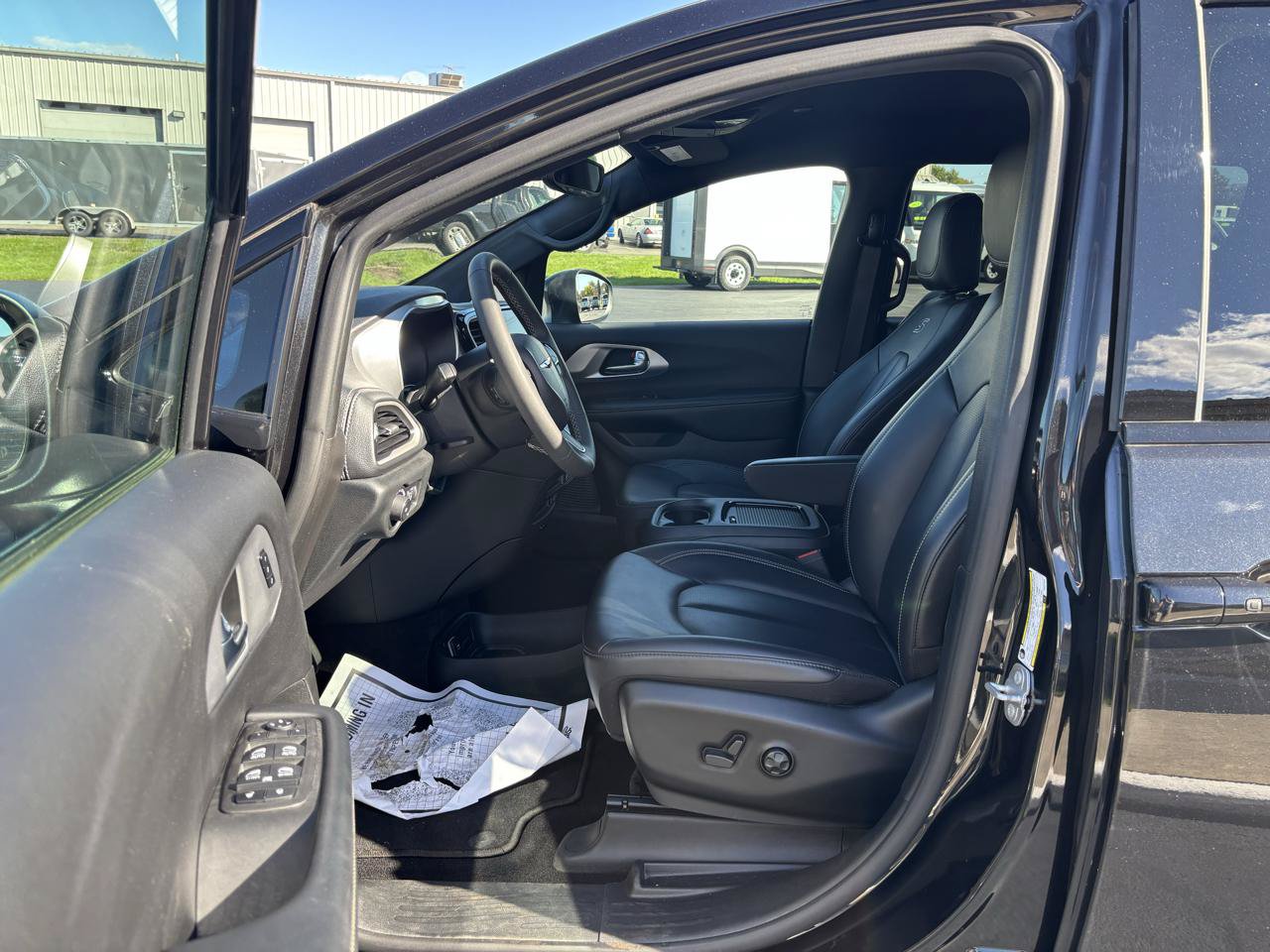 Used 2023 Chrysler Pacifica Touring-L w/ Uconnect Theater Family Group FWD image 9