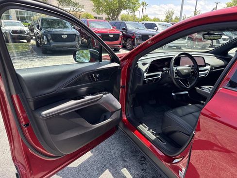 Used 2025 Cadillac Lyriq Luxury w/ LPO, Floor Liner Package AWD/4WD image 20