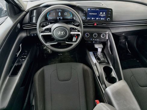 Used 2025 Hyundai Elantra SE FWD image 17
