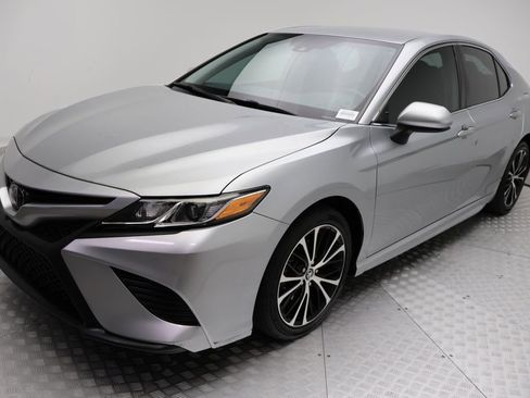 Certified 2020 Toyota Camry SE image 2