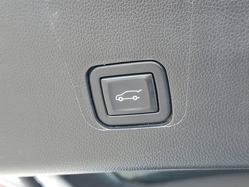Used 2023 Chevrolet Traverse Premier AWD/4WD image 37