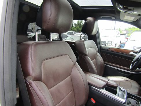 Used 2015 Mercedes-Benz GL 550 4MATIC image 18