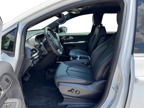 New 2026 Chrysler Pacifica Select image 9
