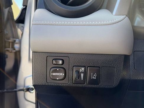 Used 2018 Toyota RAV4 XLE AWD/4WD image 18