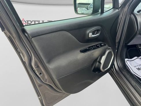 Used 2021 Jeep Renegade Latitude FWD image 7