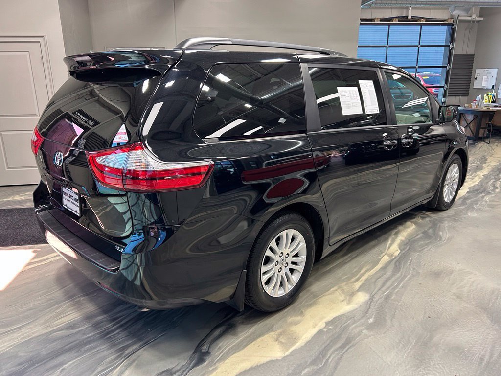 Used 2017 Toyota Sienna XLE FWD image 33