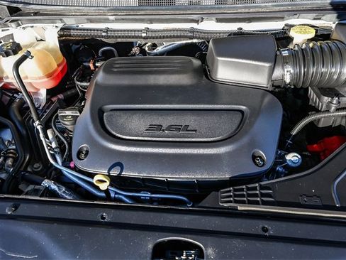 Used 2022 Chrysler Pacifica Touring-L image 12