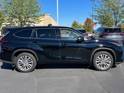 Used 2024 Toyota Highlander Platinum image 3