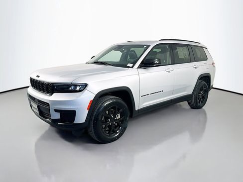 Used 2024 Jeep Grand Cherokee L Laredo image 3