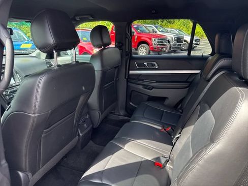 Used 2017 Ford Explorer XLT w/ Equipment Group 202A AWD/4WD image 13