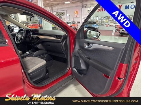 Used 2020 Ford Escape SE image 39