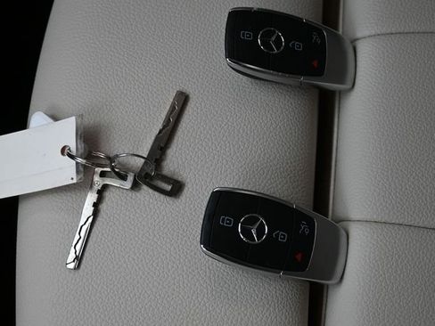 Used 2023 Mercedes-Benz EQB 300 4MATIC w/ Exclusive Package image 37