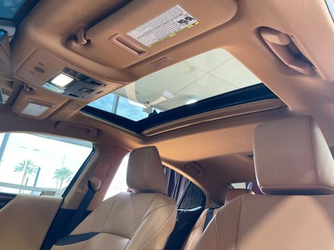 Used 2024 Lexus ES 300h w/ Premium Package image 33