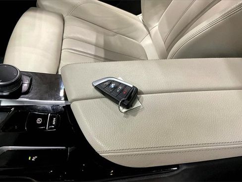 Used 2021 BMW 530i xDrive w/ Premium Package image 11