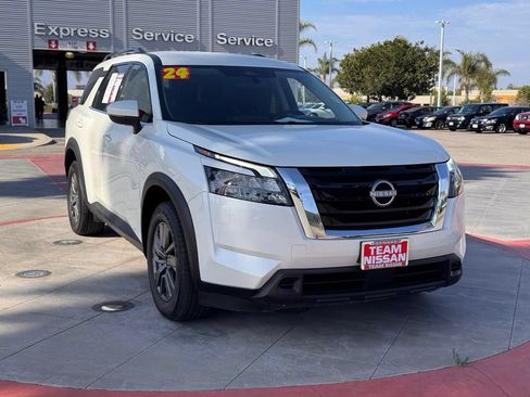 Certified 2024 Nissan Pathfinder SV FWD image 2