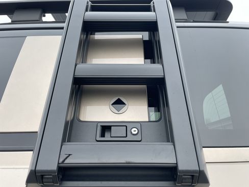 Used 2025 Land Rover Defender 110 image 34